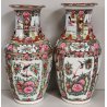 COPPIA ANTICO VASO CINESE FAMILLE ROSE PORCELLANA DIPINTO SCENA QUOTIDIANA FIORI