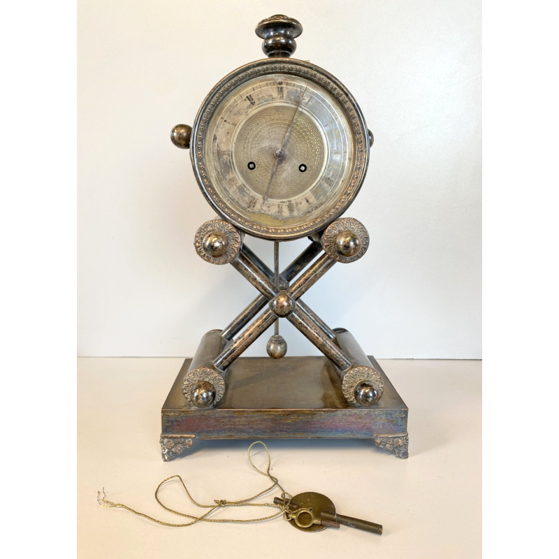 OROLOGIO a PENDOLO DA CAMINO METALLO ARGENTATO NON funziona CLOCK 34cm/h XIX sec