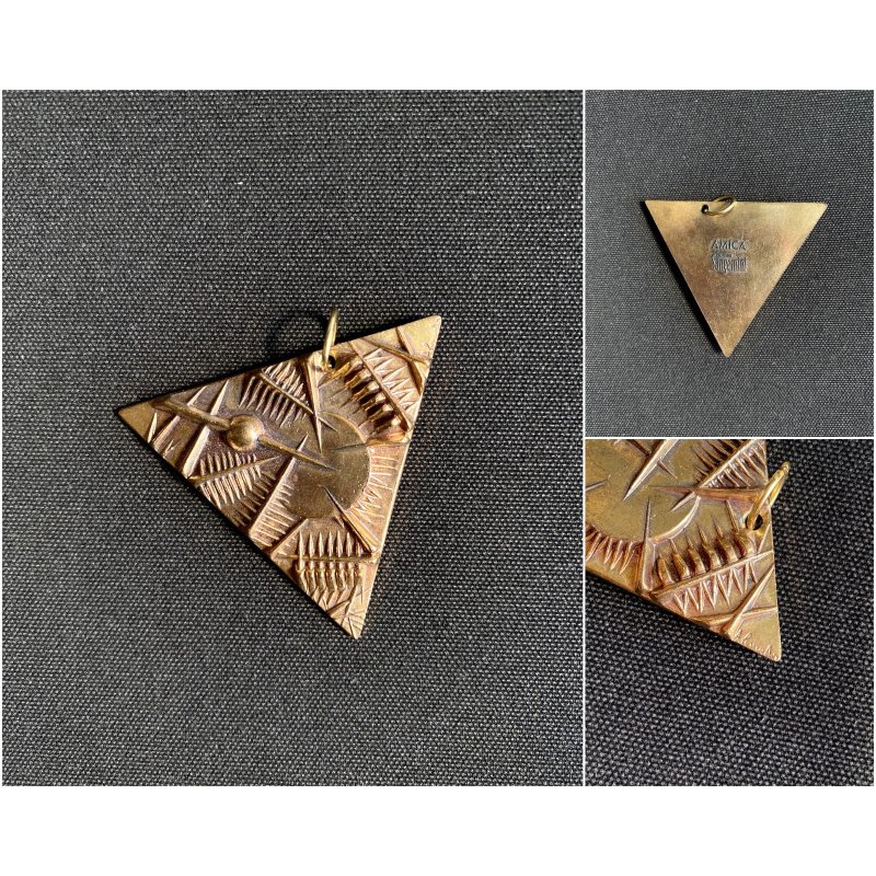 Arnaldo Pomodoro MEDAGLIA PENDENTE TRIANGOLARE BRONZO AMICA SANGEMINI 5x5cm '80