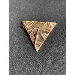 Arnaldo Pomodoro MEDAGLIA PENDENTE TRIANGOLARE BRONZO AMICA SANGEMINI 5x5cm '80
