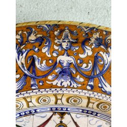 ANTICO PIATTO PARATA TERRACOTTA SMALTATA MAIOLICA "SCA" DECORO GROTTESCHE ø 47cm