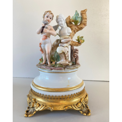 CERAMICA CAPODIMONTE Carpiè PORCELLANA BISCUIT ALLEGORIA SCULTURA PUTTO DANNI