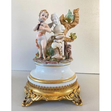 CERAMICA CAPODIMONTE Carpiè PORCELLANA BISCUIT ALLEGORIA SCULTURA PUTTO DANNI