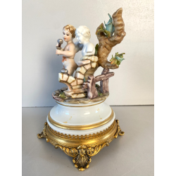 CERAMICA CAPODIMONTE Carpiè PORCELLANA BISCUIT ALLEGORIA SCULTURA PUTTO DANNI