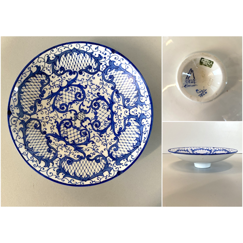 ANTICO PIATTO PARETE CERAMICA DECORO GIRALI E VOLUTE BLU COBALTO SU BIANCO ø17cm