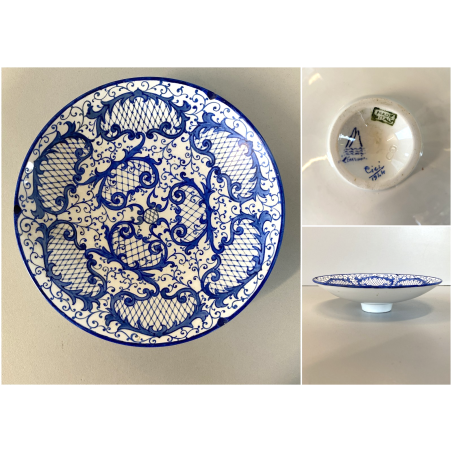 ANTICO PIATTO PARETE CERAMICA DECORO GIRALI E VOLUTE BLU COBALTO SU BIANCO ø17cm