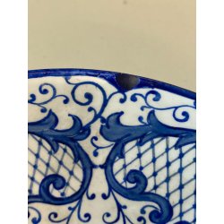 ANTICO PIATTO PARETE CERAMICA DECORO GIRALI E VOLUTE BLU COBALTO SU BIANCO ø17cm