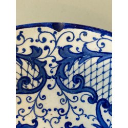 ANTICO PIATTO PARETE CERAMICA DECORO GIRALI E VOLUTE BLU COBALTO SU BIANCO ø17cm