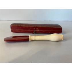 BOCCHINO PER SIGARETTA VINTAGE AMBRA SCHIUMA DECORO SCOLPITO PIUME CUSTODIA '900