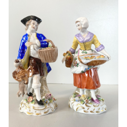 COPPIA STATUINE PORCELLANA CAPODIMONTE  FIGURE CACCIATORE VENDITRICE FRUTTA '900