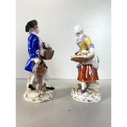 COPPIA STATUINE PORCELLANA CAPODIMONTE  FIGURE CACCIATORE VENDITRICE FRUTTA '900