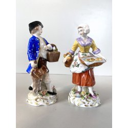 COPPIA STATUINE PORCELLANA CAPODIMONTE  FIGURE CACCIATORE VENDITRICE FRUTTA '900