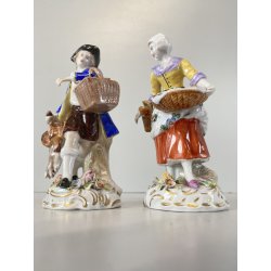 COPPIA STATUINE PORCELLANA CAPODIMONTE  FIGURE CACCIATORE VENDITRICE FRUTTA '900