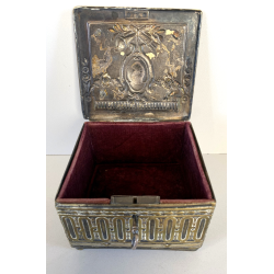 ANTICO SCRIGNA SCATOLA PORTAGIOIE CHIAVE OTTONE ARGENTATO DECORO SBALZO FINE 800
