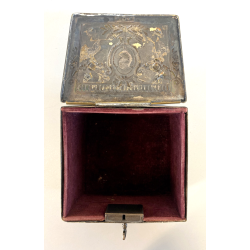 ANTICO SCRIGNA SCATOLA PORTAGIOIE CHIAVE OTTONE ARGENTATO DECORO SBALZO FINE 800