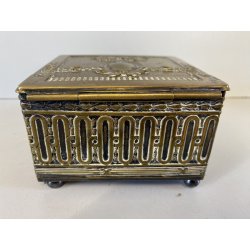 ANTICO SCRIGNA SCATOLA PORTAGIOIE CHIAVE OTTONE ARGENTATO DECORO SBALZO FINE 800
