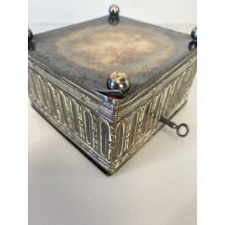 ANTICO SCRIGNA SCATOLA PORTAGIOIE CHIAVE OTTONE ARGENTATO DECORO SBALZO FINE 800