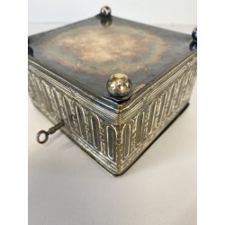 ANTICO SCRIGNA SCATOLA PORTAGIOIE CHIAVE OTTONE ARGENTATO DECORO SBALZO FINE 800