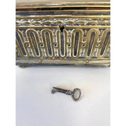 ANTICO SCRIGNA SCATOLA PORTAGIOIE CHIAVE OTTONE ARGENTATO DECORO SBALZO FINE 800