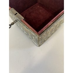 ANTICO SCRIGNA SCATOLA PORTAGIOIE CHIAVE OTTONE ARGENTATO DECORO SBALZO FINE 800