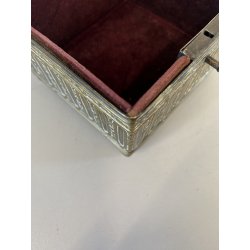 ANTICO SCRIGNA SCATOLA PORTAGIOIE CHIAVE OTTONE ARGENTATO DECORO SBALZO FINE 800