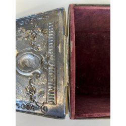 ANTICO SCRIGNA SCATOLA PORTAGIOIE CHIAVE OTTONE ARGENTATO DECORO SBALZO FINE 800