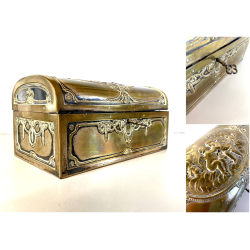ANTICO SCRIGNO SCATOLA PORTAGIOIE CHIAVE METALLO ARGENTATO DECORO SBALZO 800/900