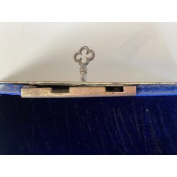 ANTICO SCRIGNO SCATOLA PORTAGIOIE CHIAVE METALLO ARGENTATO DECORO SBALZO 800/900