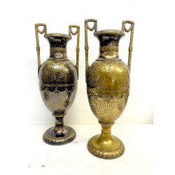 COPPIA VASO ANFORA BIANSATA OTTONE ARGENTATO MARTELLATO DECORO NEOCLASSICO H45cm