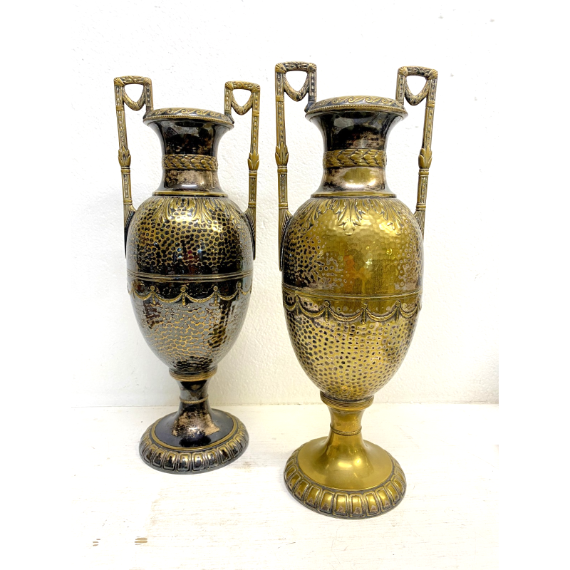 COPPIA VASO ANFORA BIANSATA OTTONE ARGENTATO MARTELLATO DECORO NEOCLASSICO H45cm