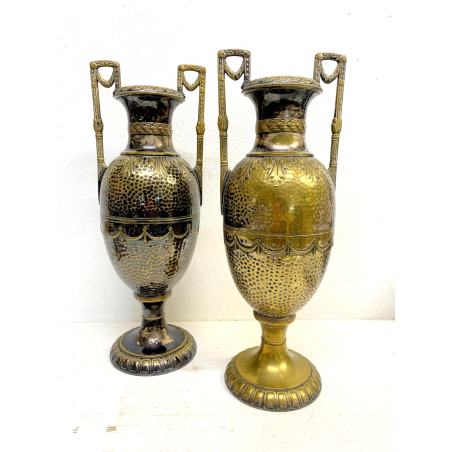 COPPIA VASO ANFORA BIANSATA OTTONE ARGENTATO MARTELLATO DECORO NEOCLASSICO H45cm