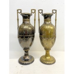COPPIA VASO ANFORA BIANSATA OTTONE ARGENTATO MARTELLATO DECORO NEOCLASSICO H45cm