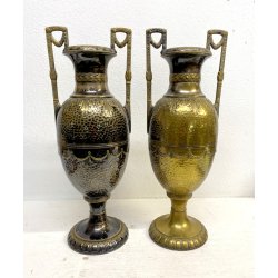 COPPIA VASO ANFORA BIANSATA OTTONE ARGENTATO MARTELLATO DECORO NEOCLASSICO H45cm