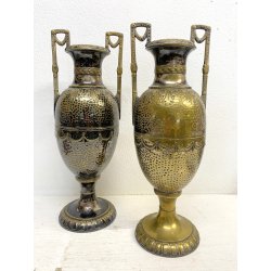 COPPIA VASO ANFORA BIANSATA OTTONE ARGENTATO MARTELLATO DECORO NEOCLASSICO H45cm