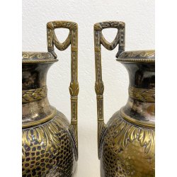 COPPIA VASO ANFORA BIANSATA OTTONE ARGENTATO MARTELLATO DECORO NEOCLASSICO H45cm