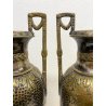 COPPIA VASO ANFORA BIANSATA OTTONE ARGENTATO MARTELLATO DECORO NEOCLASSICO H45cm
