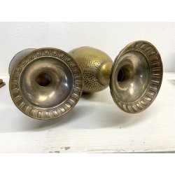 COPPIA VASO ANFORA BIANSATA OTTONE ARGENTATO MARTELLATO DECORO NEOCLASSICO H45cm