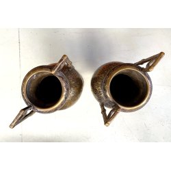 COPPIA VASO ANFORA BIANSATA OTTONE ARGENTATO MARTELLATO DECORO NEOCLASSICO H45cm