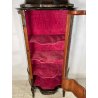 ANTICA VETRINA CRISTALLIERA LEGNO BRONZO INTARSIO ANTA STOFFA ROSSA EPOCA '900