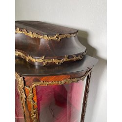 ANTICA VETRINA CRISTALLIERA LEGNO BRONZO INTARSIO ANTA STOFFA ROSSA EPOCA '900