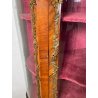ANTICA VETRINA CRISTALLIERA LEGNO BRONZO INTARSIO ANTA STOFFA ROSSA EPOCA '900