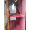 ANTICA VETRINA CRISTALLIERA LEGNO BRONZO INTARSIO ANTA STOFFA ROSSA EPOCA '900