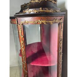 ANTICA VETRINA CRISTALLIERA LEGNO BRONZO INTARSIO ANTA STOFFA ROSSA EPOCA '900