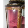 ANTICA VETRINA CRISTALLIERA LEGNO BRONZO INTARSIO ANTA STOFFA ROSSA EPOCA '900