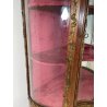 ANTICA VETRINA CRISTALLIERA LEGNO BRONZO INTARSIO ANTA STOFFA ROSSA EPOCA '900