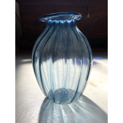 VASO VETRO Murano STILE Vittorio Zecchin AZZURRO COSTOLATO BOCCA ONDULATA 27cm/h