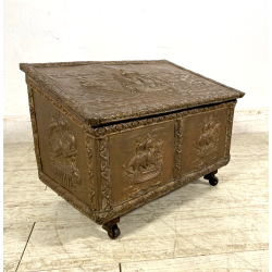 ANTICO BAULE PORTA-LEGNA ROTELLE LEGNO RAME SBALZATO DECORO VELIERI XIX sec UK