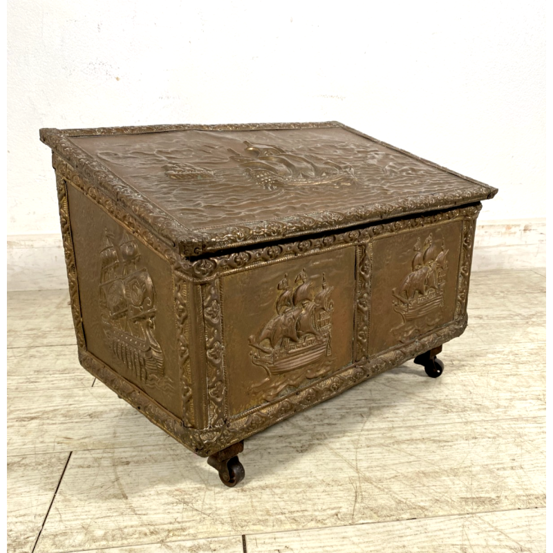 ANTICO BAULE PORTA-LEGNA ROTELLE LEGNO RAME SBALZATO DECORO VELIERI XIX sec UK