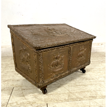 ANTICO BAULE PORTA-LEGNA ROTELLE LEGNO RAME SBALZATO DECORO VELIERI XIX sec UK