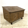 ANTICO BAULE PORTA-LEGNA ROTELLE LEGNO RAME SBALZATO DECORO VELIERI XIX sec UK
